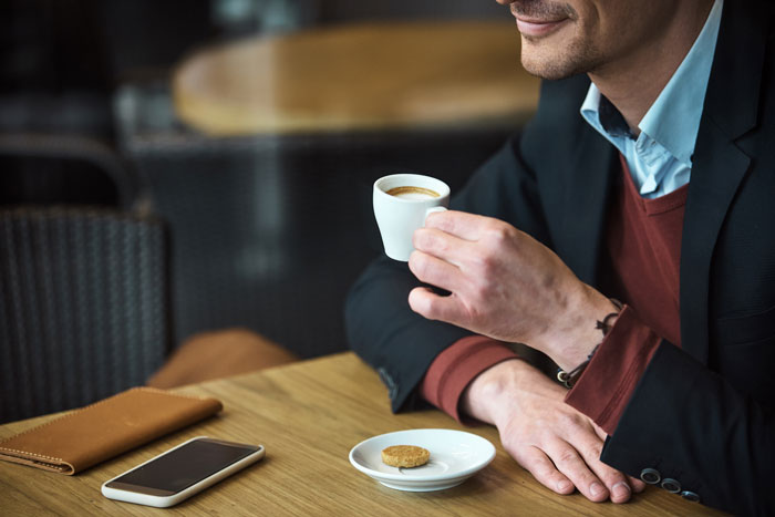 Uomo che beve il caffè